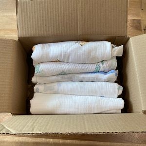 Aden and Anais baby swaddles 5 included in bundle. Super soft, breathable.